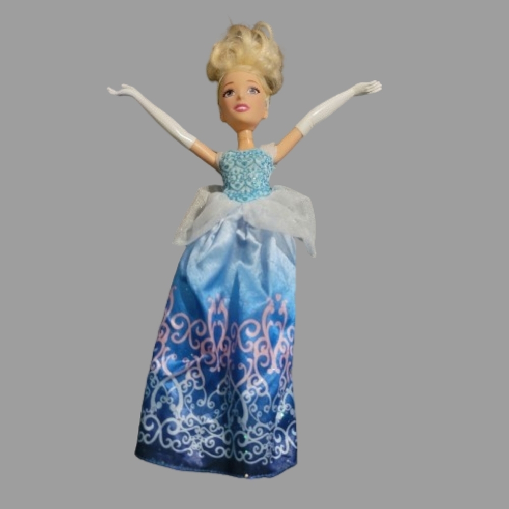 Disney Princess Classic Cinderella Fashion Doll